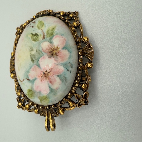 Handpainted Floral Victorian Style Gold tone Vintage Ceramic Pendant / Brooch - Picture 14 of 14